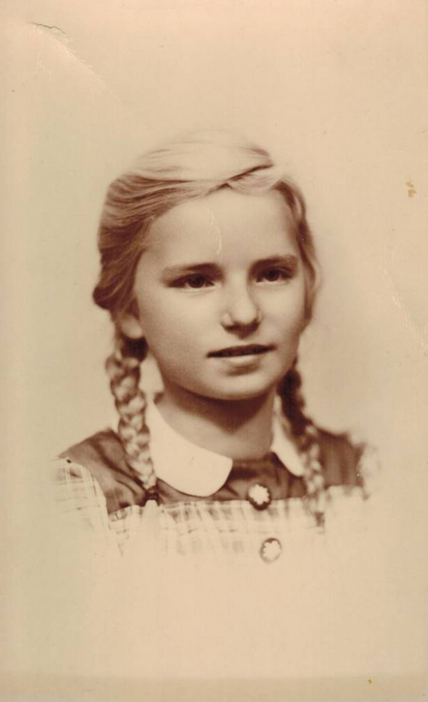 Zeitzeugin Katja Sturm-Schnabl © Katja Sturm-Schnabl Zeitzeugin Katja Sturm-Schnabl, Porträtfoto als junges Mädchen © Katja Sturm-Schnabl