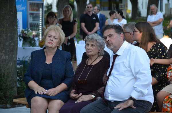 Zeitzeugin Rosa Schneeberger sitzt im Publikum während einer Gedenkveranstaltung in Oberwart © MeinBezirk.at / Anika Paul