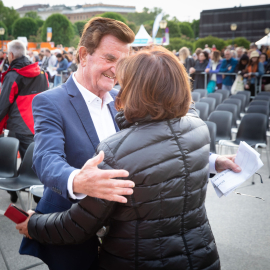 Helmut Edelmayr begrüßt eine Dame beim Fest der Freude 2019 © MKÖ/Sebastian Philipp