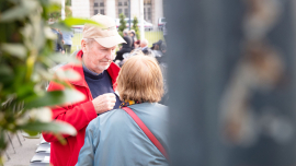 Zwei BesucherInnen unterhalten sich, Fest der Freude 2019 © MKÖ/Sebastian Philipp