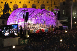 Fernaufnahme der Bühne mit Publikum beim Fest der Freude 2022 © MKÖ/Sebastian Philipp