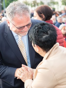 Willi Mernyi begrüßt eine Besucherin des Fests der Freude herzlich, Fest der Freude 2019 © MKÖ/Sebastian Philipp