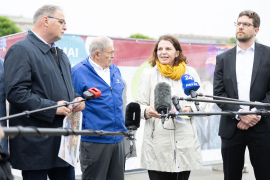 v.l.n.r.: Willi Mernyi, Vorsitzender Mauthausen Komitee Österreich; Mark Olsky, KZ-Überlebender und einer der drei "Mauthausen Babys"; Christa Bauer, Geschäftsführerin Mauthausen Komitee Österreich; Andreas Kranebitter, Wissenschaftlicher Leiter Dokumentationsarchiv des österreichischen Widerstandes © MKÖ/Alissar Najjar