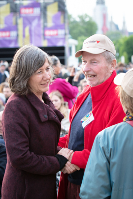 Birgit Hebein begrüßt einen Mitarbeiter des Organisationsteams beim Fest der Freude 2019 © MKÖ/Sebastian Philipp