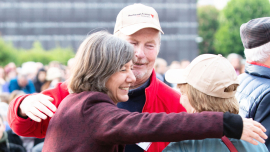 Birgit Hebein begrüßt eine Dame beim Fest der Freude 2019 © MKÖ/Sebastian Philipp