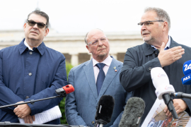 v.l.n.r.: Oskar Deutsch, Präsident Israelitische Kultusgemeinde Wien; Niki Kunrath, Initiative Jetzt Zeichen Setzen; Willi Mernyi, Vorsitzender Mauthausen Komitee Österreich © MKÖ/Alissar Najjar