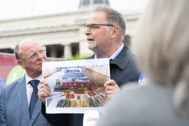 Willi Mernyi zeigt bei der Pressekonferenz am Heldenplatz ein Foto mit beschlagnahmten NS-Devotionalien und Waffen © MKÖ/Alissar Najjar