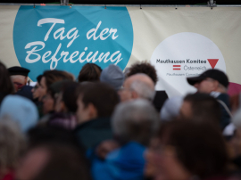 Publikum vor dem Plakat des Fests der Freude mit der Aufschrift "Tag der Befreiung", Fest der Freude 2019 © MKÖ/Sebastian Philipp