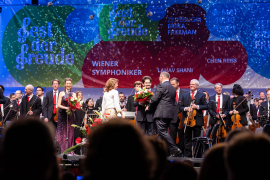 Christa Bauer und Willi Mernyi überreichen einen Blumenstrauß an Dirigent Lahav Shani beim Fest der Freude 2022 © MKÖ/Sebastian Philipp 