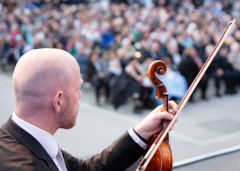 Aufnahme des Publikums. Im Vordergrund wartet ein Violinist der Wiener Symphoniker auf seinen Einsatz, Fest der Freude 2019 © MKÖ/Sebastian Philipp