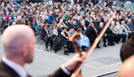 Aufnahme des Publikums. Im Vordergrund wartet ein Violinist der Wiener Symphoniker auf seinen Einsatz, Fest der Freude 2019 © MKÖ/Sebastian Philipp