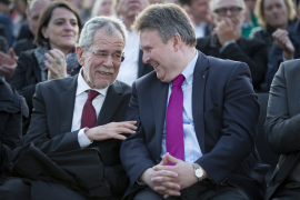 Dr. Alexander Van der Bellen unterhält sich mit Dr. Michael Ludwig im Publikum beim Fest der Freude 2016 © MKÖ/Sebastian Philipp