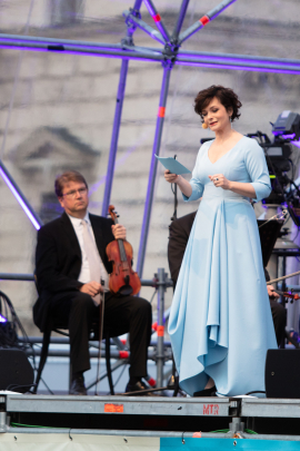 Katharina Stemberger während ihrer Moderation beim Fest der Freude 2019 © MKÖ/Sebastian Philipp