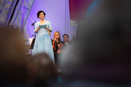 Katharina Stemberger während ihrer Moderation beim Fest der Freude 2019 © MKÖ/Sebastian Philipp