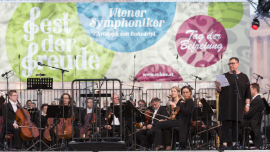 Sabine Oberhauser und die Wiener Symphoniker währed ihrer Rede am Fest der Freude 2016 © MKÖ/Sebastian Philipp