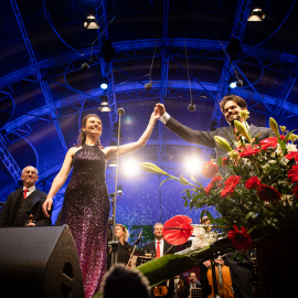 Sopranistin Chen Reiss und Dirigent Lahav Shani verbeugen sich. Fest der Freude 2022 © MKÖ/Sebastian Philipp 