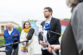 v.l.n.r.: Mark Olsky, KZ-Überlebender und einer der drei "Mauthausen Babys"; Christa Bauer, Geschäftsführerin Mauthausen Komitee Österreich; Andreas Kranebitter, Wissenschaftlicher Leiter Dokumentationsarchiv des österreichischen Widerstandes © MKÖ/Alissar Najjar
