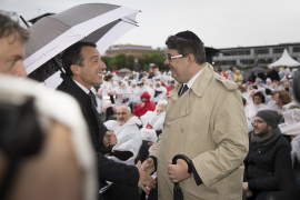 Christian Kern begrüßt Oskar Deutsch, Fest der Freude 2017 © MKÖ/Sebastian Philipp