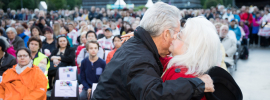 Umarmung von BesucherInnen beim Fest der Freude 2018 © MKÖ/Sebastian Philipp