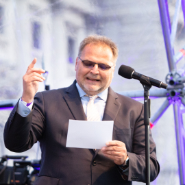 MKÖ-Vorsitzender Willi Mernyi während seiner Rede beim Fest der Freude 2019 © MKÖ/Sebastian Philipp