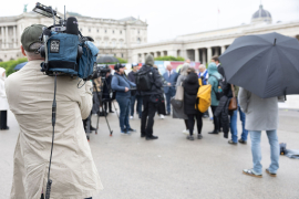 Blick von hinten auf die Kooperationspartner:innen bei einer Pressekonferenz am Heldenplatz, während Medienvertreter:innen die Situation dokumentieren © MKÖ/Alissar Najjar