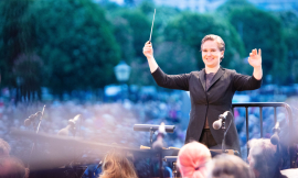 Dirigentin Eva Ollikainen lächelnd während des Konzertes am Fest der Freude 2019 © MKÖ/Sebastian Philipp