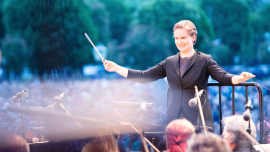 Dirigentin Eva Ollikainen lächelnd während des Konzertes am Fest der Freude 2019 © MKÖ/Sebastian Philipp