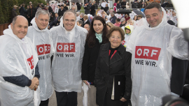 Ehrengäste des Fests der Freude in Regenkleidung, Fest der Freude 2017 © MKÖ/Sebastian Philipp