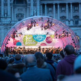 Aufnahme der bunt beleuchteten Bühne aus dem Publikum beim Fest der Freude 2019 © MKÖ/Sebastian Philipp