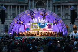 Aufnahme der bunt beleuchteten Bühne aus dem Publikum beim Fest der Freude 2019 © MKÖ/Sebastian Philipp