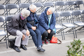 BesucherInnen des Fests der Freude sitzen in der ersten Reihe des Publikums und unterhalten sich © MKÖ/Sebastian Philipp 