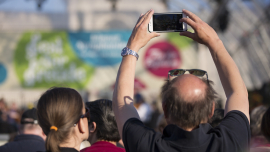 Mann aus dem Publikum macht ein Foto der Bühne, Fest der Freude 2016 © MKÖ/Sebastian Philipp