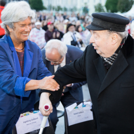Heide Schmidt hält Rudolf Gelbard am Arm beim Fest der Freude 2018 © MKÖ/Sebastian Philipp