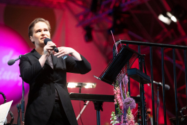 Dirigentin Eva Ollikainen richtet Worte an das Publikum beim Fest der Freude 2019 © MKÖ/Sebastian Philipp