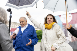 v.l.n.r.: Mark Olsky, KZ-Überlebender und einer der drei "Mauthausen Babys"; Christa Bauer, Geschäftsführerin Mauthausen Komitee Österreich © MKÖ/Alissar Najjar
