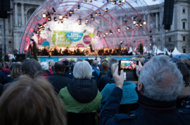 Aufnahme aus den Zuschauerreihen auf die Bühne beim Fest der Freude 2019 © MKÖ/Alissar Najjar