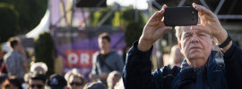 Ein Mann aus dem Publikum macht ein Foto beim Fest der Freude 2016 © MKÖ/Sebastian Philipp