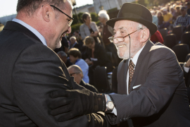 Willi Mernyi und Aba Lewit begrüßen einander lachend, Fest der Freude 2016 © MKÖ/Sebastian Philipp 