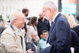 Bundespräsident Dr. Alexander Van der Bellen im Gespräch mit einem Gast beim Fest der Freude 2022 © MKÖ/Sebastian Philipp 