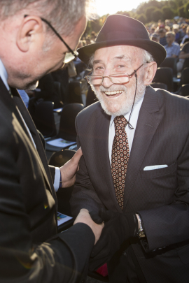 Willi Mernyi und Aba Lewit begrüßen einander lachend, Fest der Freude 2016 © MKÖ/Sebastian Philipp 