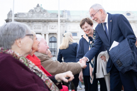 Bundespräsident Dr. Alexander Van der Bellen und seine Gattin begrüßen Ehrengäste beim Fest der Freude 2022 © MKÖ/Sebastian Philipp