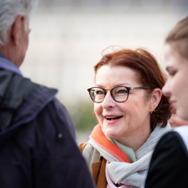 Besucherin des Fests der Freude lächelnd im Gespräch, Fest der Freude 2019 © MKÖ/Alissar Najjar