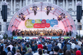 Publikum und Bühne beim Auftritt der Wiener Symphoniker mit Dirigent Lahav Shani. Fest der Freude 2022 © MKÖ/Sebastian Philipp 