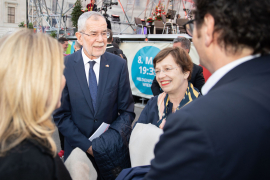Bundespräsident Dr. Alexander Van der Bellen und Doris Schmidauer im Gespräch beim Fest der Freude 2022 © MKÖ/Sebastian Philipp