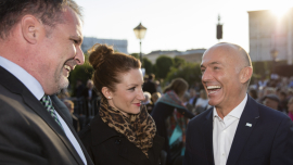 Willi Mernyi und Gäste unterhalten sich beim Fest der Freude 2016 © MKÖ/Sebastian Philipp