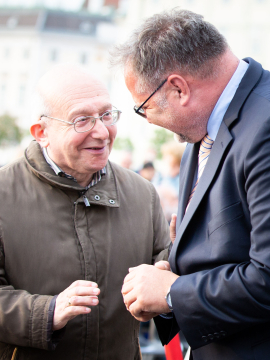 Willi Mernyi im Gespräch mit einem Besucher, Fest der Freude 2019 © MKÖ/Alissar Najjar