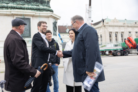 Handshake zwischen Willi Mernyi, Vorsitzender Mauthausen Komitee Österreich, und Andreas Kranebitter, Wissenschaftlicher Leiter Dokumentationsarchiv des österreichischen Widerstandes. Mit am Bild Barbara Glück, Direktorin der KZ-Gedenkstätte Mauthausen und Niki Kunrath, Initiative Jetzt Zeichen Setzen © MKÖ/Alissar Najjar