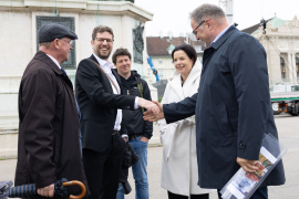 Handshake zwischen Willi Mernyi, Vorsitzender Mauthausen Komitee Österreich, und Andreas Kranebitter, Wissenschaftlicher Leiter Dokumentationsarchiv des österreichischen Widerstandes. Mit am Bild Barbara Glück, Direktorin der KZ-Gedenkstätte Mauthausen und Niki Kunrath, Initiative Jetzt Zeichen Setzen © MKÖ/Alissar Najjar