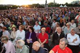 Gut gefüllte Publikumsränge beim Katharina Stemberger, Fest der Freude 2013 © MKÖ