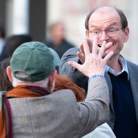 Zwei Besucher des Fests der Freude freue sich sehr, einander zu sehen. Fest der Freude 2019 © MKÖ/Alissar Najjar